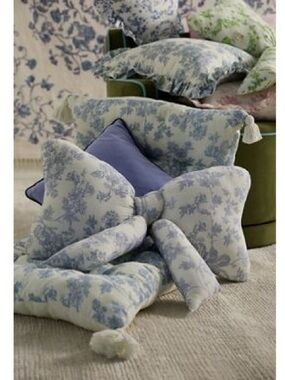 Big Bow Printed Throw Pillow